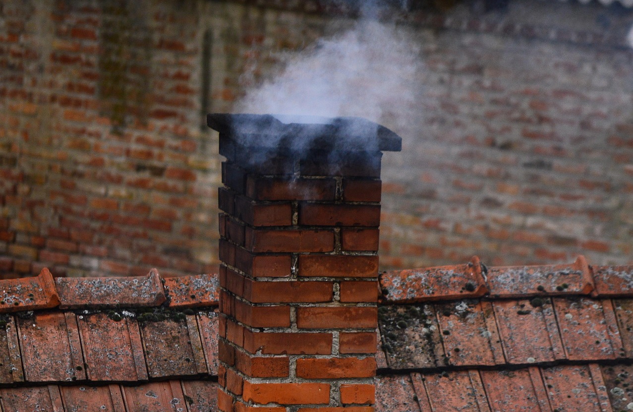Co zrobić, gdy sąsiad pali śmieci?